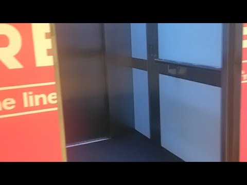 Elevador Raine Square do nível central de Coles até a praça de alimentação