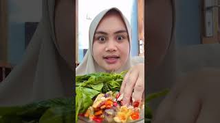 Download lagu Lalap daun pohpohan ikan asin patin #lalapan #mukbang #shorts mp3