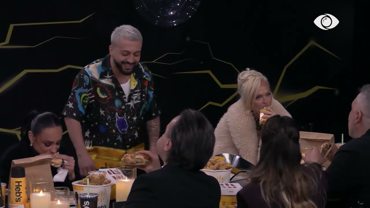 “Puthi shumë rrallë, ndonjëherë edhe me zor…”/ Gjesti ngacmon Jozin, freestyle në tryezë