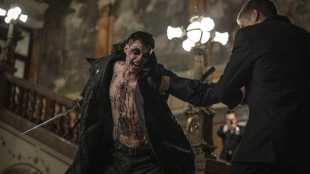 homem passa por uma estranha experiência que o torna imortal no entanto não usa isso para o bem!