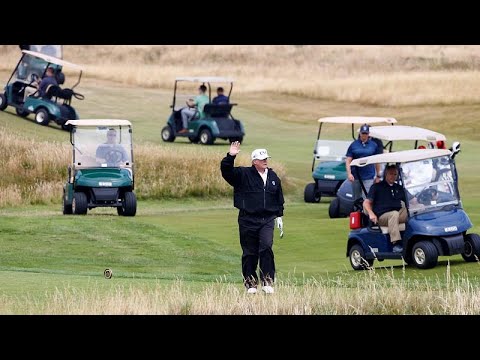 شاهد ترامب يلعب الغولف في منتجع يمتلكه في اسكتلندا