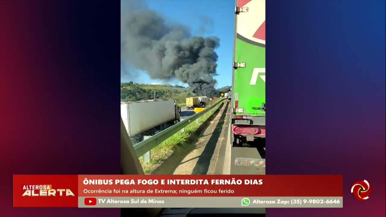 Ônibus pega fogo e interdita rodovia em Extrema