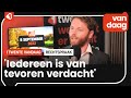 Racistische spreekkoren in voetbalstadions tegengaan met microfoons: mag het?