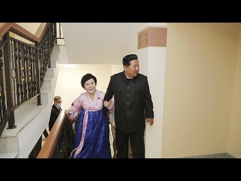 شاهد مقدمة الأخبار الأكثر شهرة في كوريا الشمالية تشكر كيم جونغ أون على منحها شقة جديدة