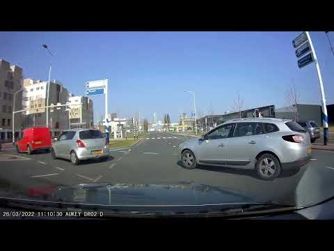 20220326 The Hague Binckhorstlaan   Renault runs red light and blocks the road