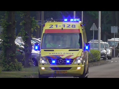 A1 Ambulances 21-128 en 21-129 met spoed in Oss
