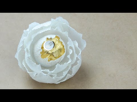Конфетный цветок из гофрированной бумаги. Подарки и поделки своими руками