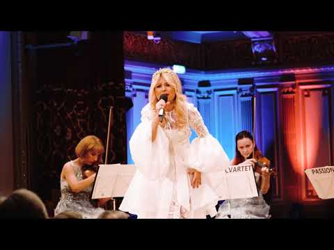 Ianna Novac interpretând MALURI DE PRUT pe scena Ateneului Român