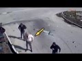 Este hombre sale caminando ileso después de haber salido lanzado de su auto en el choque 