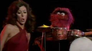 Kadr z teledysku Fever (Muppet Show) tekst piosenki Rita Moreno