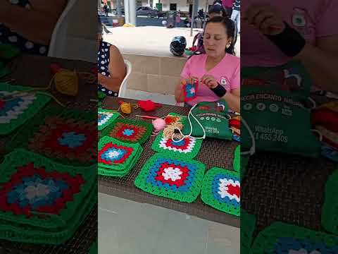 Apoyando el tejido de el árbol de navidad más grande en crochet Venecia, Cundinamarca