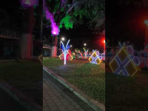 AVENIDA EL SAMAN LA VIRGINIA - COLOMBIA SE VISLUMBRA COLORES Y FIGURAS NAVIDEÑAS PARA DISFRUTAR...