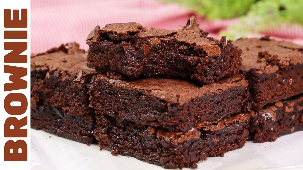 RECEITA DE BROWNIE SUPER FÁCIL! | Sem achocolatado e chocolate em barra. Sem manteiga, sem batedeira