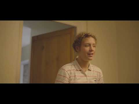 · Mandibules ·マンディブル 2人の男と巨大なハエ (2020) · Adèle Exarchopoulos & a cute fly · Dir.: Quentin Dupieux