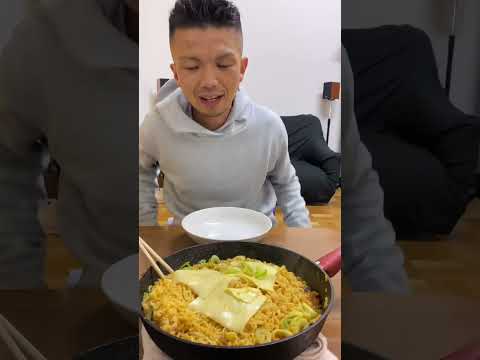 【爆食い】格闘家がストレス発散で爆盛り辛ラーメンを調理して食べる！　#shorts
