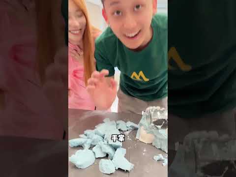 女友蒙着男友眼睛以为她又搞恶作剧，没想到竟然是要求婚！#整蛊 #搞笑