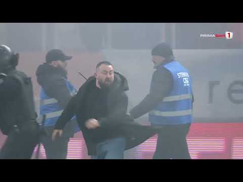 Imagini ULUITOARE. Fanii lui Dinamo şi ai UTA-ei S-AU BĂTUT PE TEREN. Startul a fost amânat