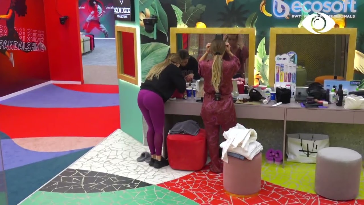 Vajzat kërcejnë teksa bëjnë rutinën e mëngjesit