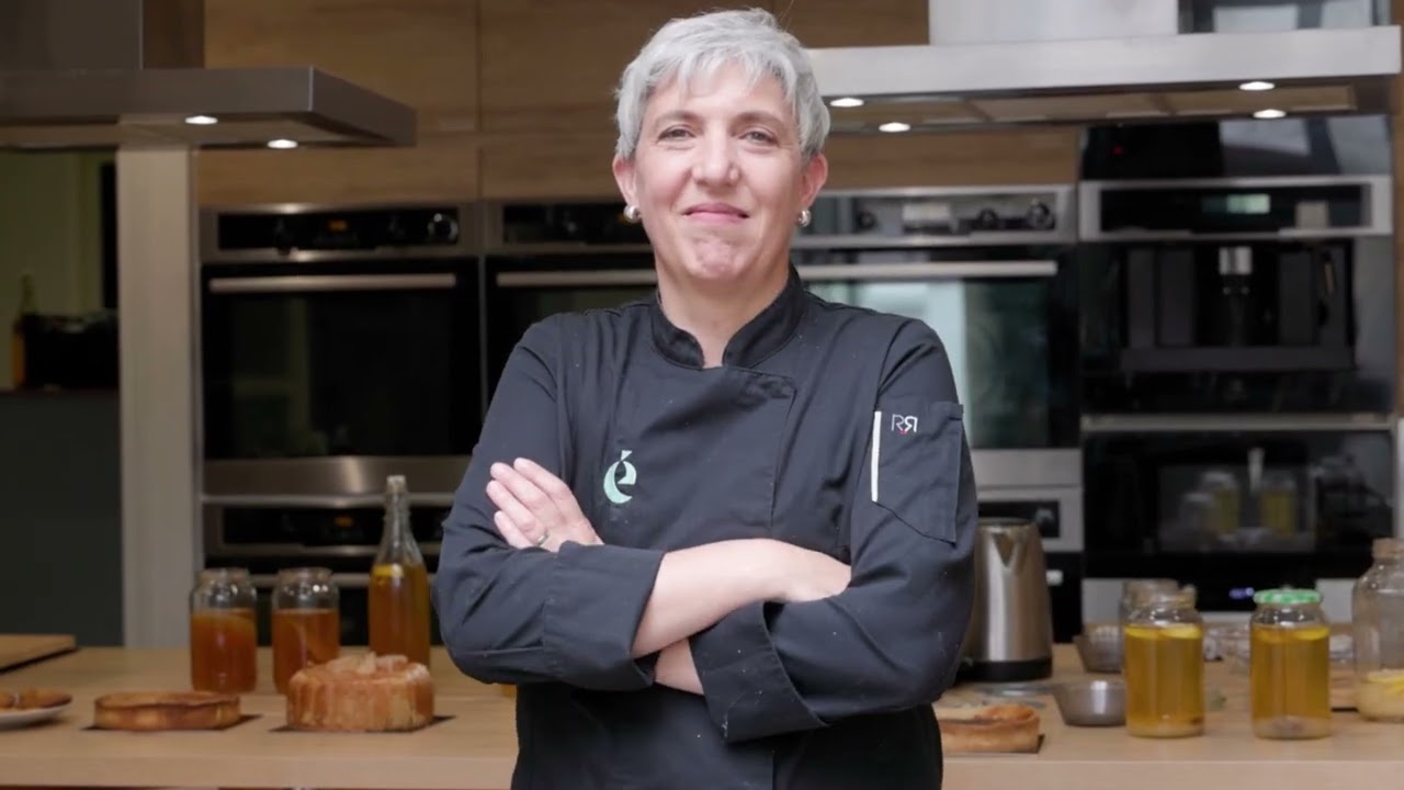 Réalisez une charlotte aux fruits de saison aux côtés de Marianne - Vidéo