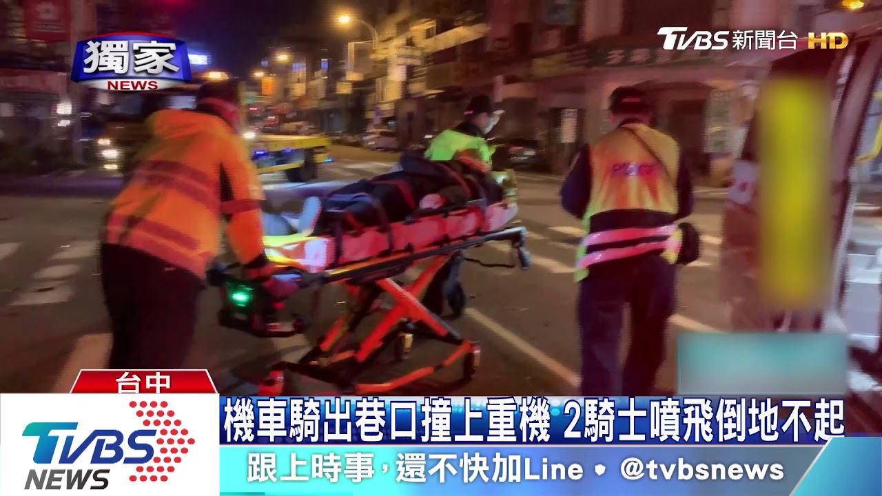 機車騎出巷口撞上重機 2騎士噴飛倒地不起