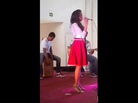 Cantora Aurilene Araujo