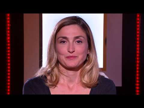 Julie GAYET et son tatouage en bas du dos - Thé ou Café - 03/06/2017