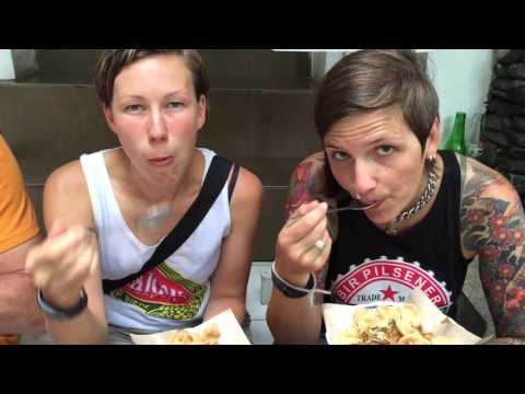 Garküche (Warnung) am Straßenrand von Ubud (Bali)