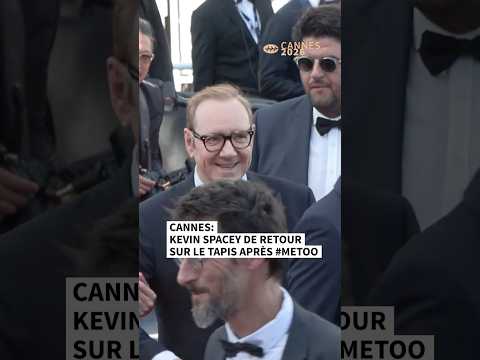 Kevin Spacey monte les marches à Cannes