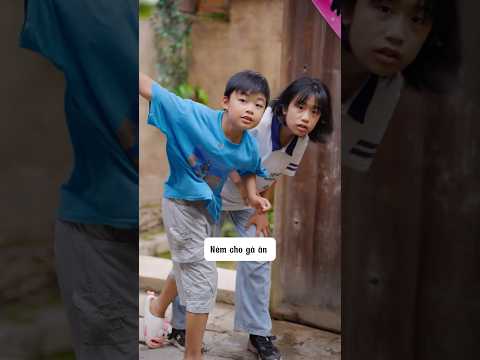 Cười nội thương với chiêu bắt gà mù của 2 chị em nhà họ báo