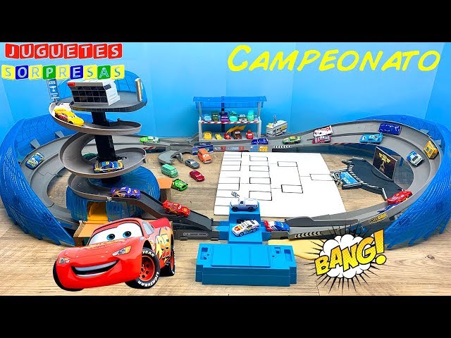 Vídeo relacionado con Mattel Disney Pixar Cars Pista de acrobacias y saltos Copa Pistón Conjunto de juego con vehículo de Rayo McQueen, más de 50,8cm de largo, dos formas de jugar, JDJ02