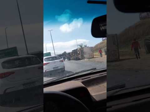 Tombamento de caminhão na BR381 km350 no trevo do Santo Hipólito em João Monlevade.