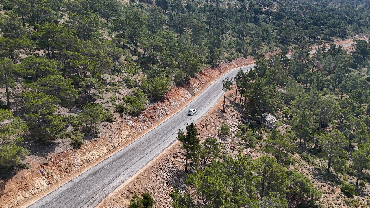 BÜYÜKŞEHİR GÜLNAR’DA 5 MAHALLENİN GRUP YOLUNU GENİŞLETEREK ASFALTLADI