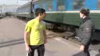 Смотреть онлайн Таджик не успел сесть на поезд, остался без ничего