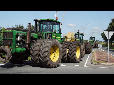 John Deere-kniktrekkers in colonne door Drenthe
