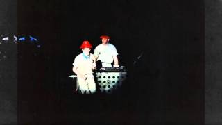 Devo Set Change Countdown/Super Thing (Live Australia 1982 Broadcast)