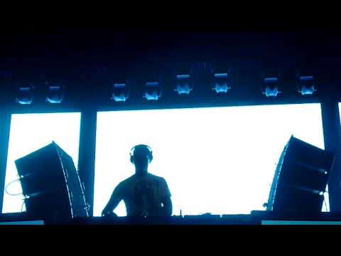 Tiësto Edmonton 2009: Alex Gopher - Handguns (Dada Life Remix) (Power Restored!)