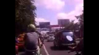 preview picture of video '[PERBANDINGAN] Lalu Lintas Surabaya vs Sidoarjo siang hari'