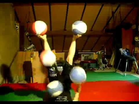 Tалантливо момиче жунглира с ръце и крака с пет баскетболни топки