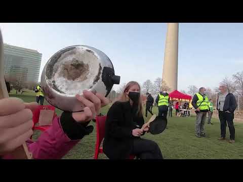 德國餐館老闆用鍋碗瓢盆抗議 (German restauranteurs protest with pots and pans)