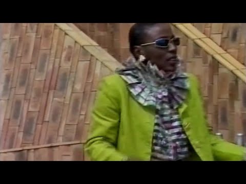 Charlotte Mbango - Mumi