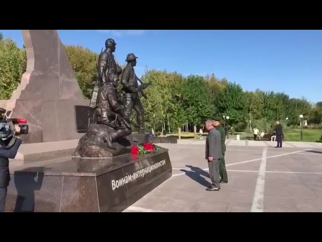 Сергей Шойгу и Рустам Минниханов возложили цветы к памятнику Воинам-интернационалистам