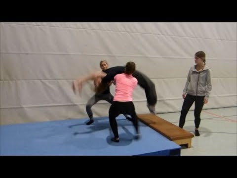 Demonstration Flick- Flack mit Hilfe (1)