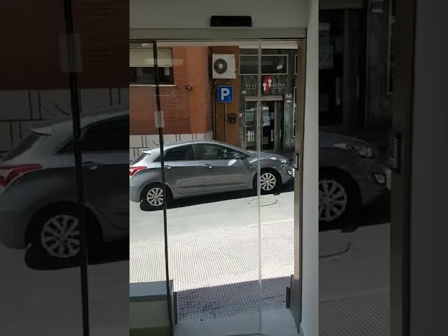 Vídeo relacionado con Puerta batiente automática unidireccional para Control de Entrada y Salida en Tiendas y bibliotecas.