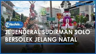 Jalan Jenderal Sudirman Solo Bersolek Jelang Perayaan Natal: Miniatur Pohon Natal Hiasi Jalanan