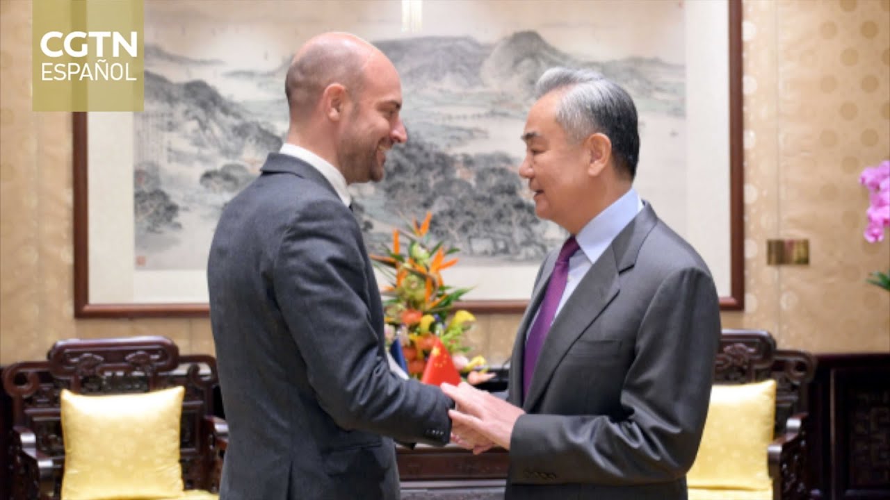 El canciller chino, Wang Yi, se reúne con su homólogo francés, Jean-Noel Barrot