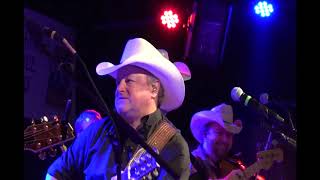 Mark Chesnutt to cold at home 8 4 18 Mo&#39;s
