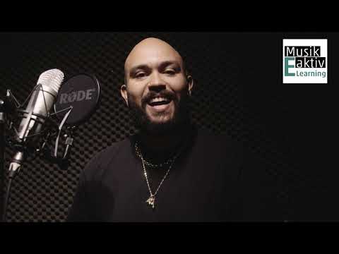 Jesse Brown singt Songs für Musik Aktiv E-Learning