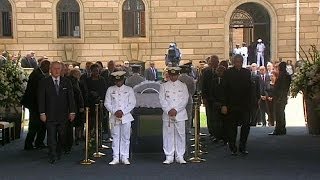 Thousands come to say goodbye to Mandela as his body lies in state