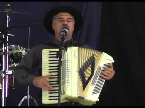 CANTOR GOSPEL ADÃO DE OLIVEIRA CANTANDO À MANGO E À PELEGAÇO