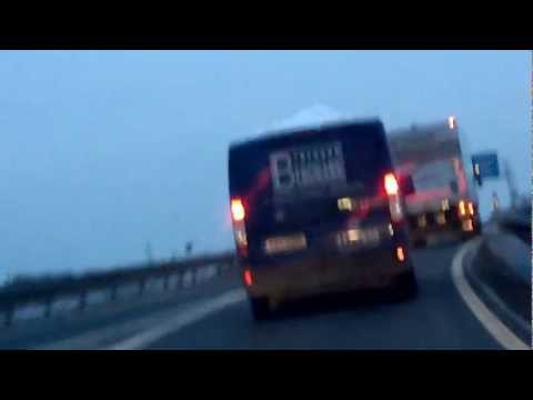 Dicke Schneehauben oder Eisplatten auf Autodächern können zur Gefahr für andere werden